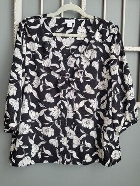 Liz Claiborne Black/White Floral Blouse w-3/4 Sleeve Lt. weight Ruffle Front Top